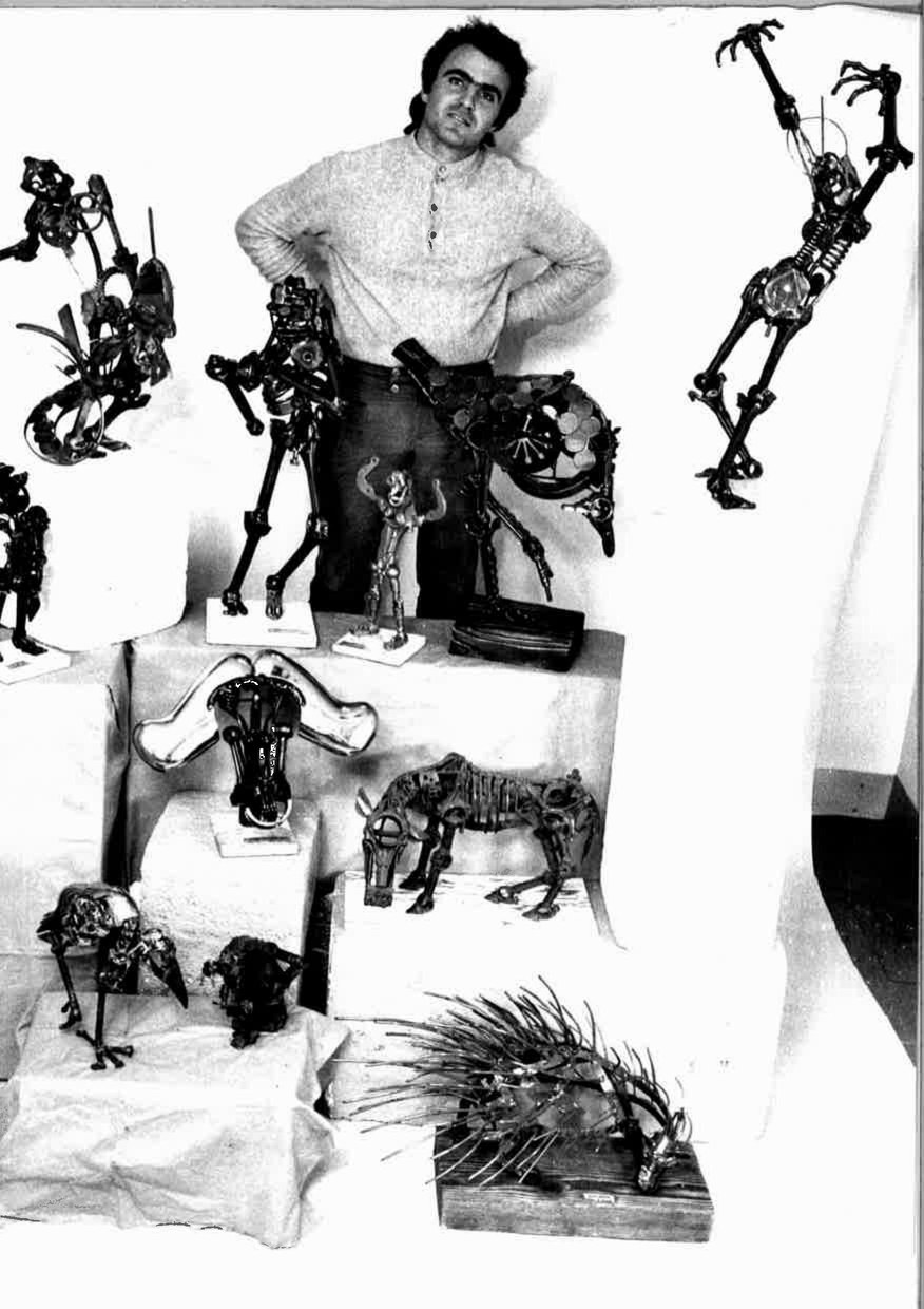 Kurt Lossgott mit Arbeiten aus seiner frühen Schrottmetall-Schweißphase, um 1970. | Early Works