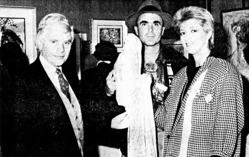 Kurt (Mitte) mit *Tomorrow II*, einer in malachitgrün verhüllten Figur mit einer Schale, bei seiner ersten Kap-Ausstellung. Edrich's Gallery, Stellenbosch, Juni 1990, eröffnet von John Robert. *District Mail*, 15. Juni 1990.