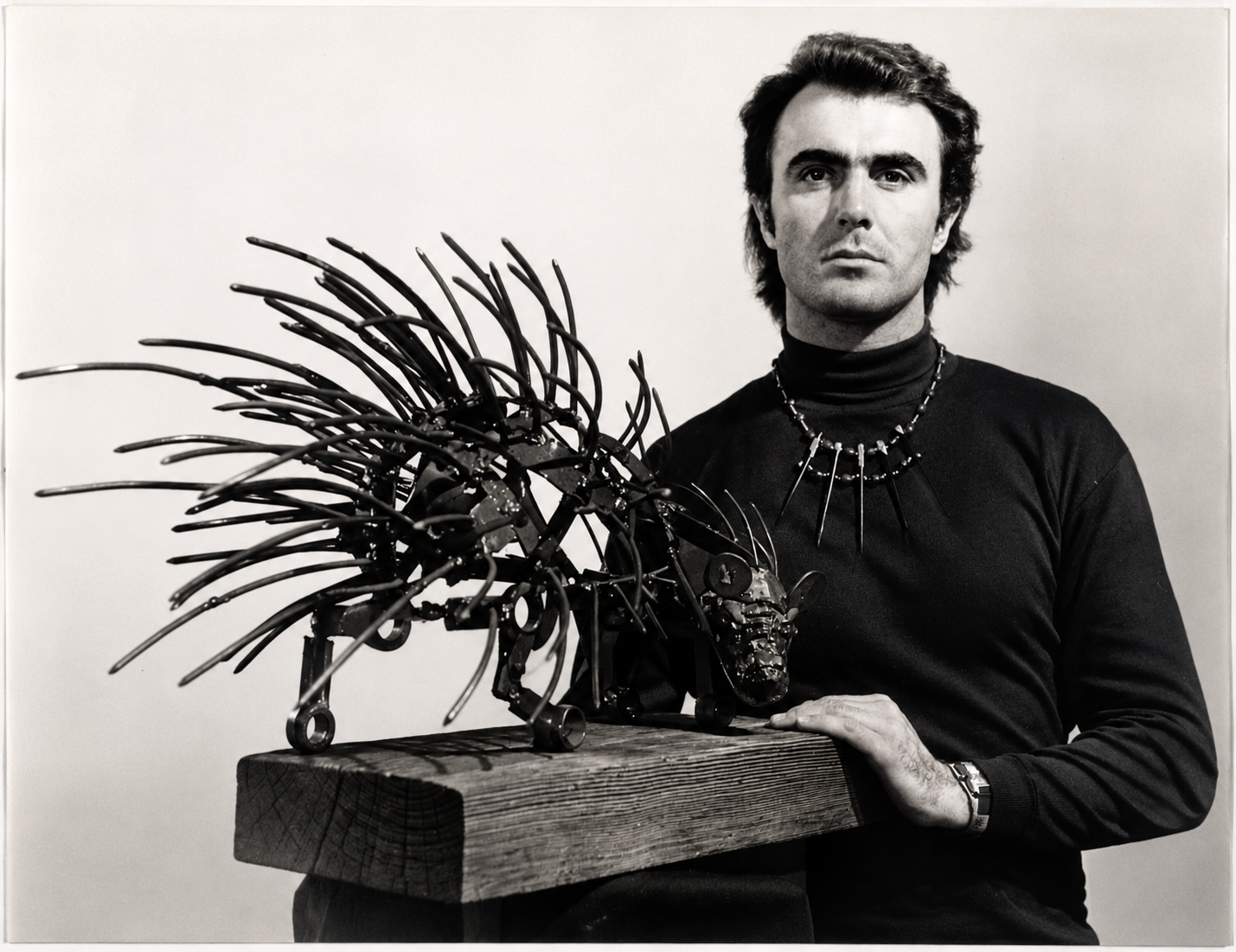 Kurt Lossgott, 1971, mit einer frühen geschweißten Stachelschwein-Skulptur aus Metall