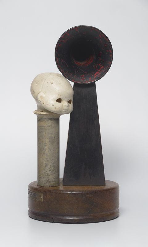 Silent Prayer — Assemblage-Figur, in Andacht gefaltet